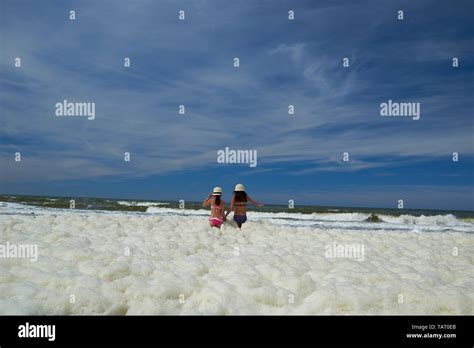 Preteen girl beach bikini Fotos und Bildmaterial in hoher Auflösung Seite 2 Alamy