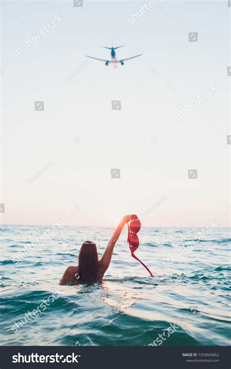 Erotic Nude Woman Sea Bilder Stockfotos Und Vektorgrafiken Shutterstock