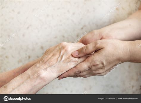 Une Femme Mature Dans Établissement Soins Pour Personnes Âgées Reçoit image libre de droit par