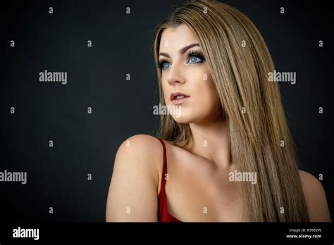Solo Brunette Hi Res Stock Photography And Images Alamy