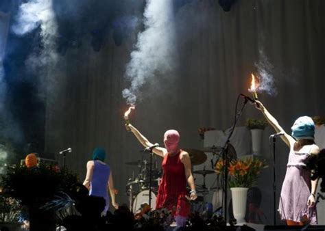 Le Pussy Riot Sul Palco Con Il Passamontagna Lady Blitz