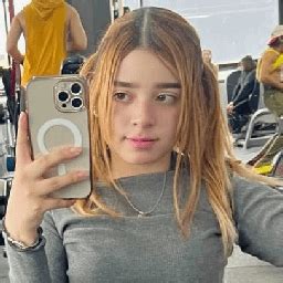 Creen que algún día Sarah nos deje mirarla en Bikini incluso en tanga r SarahSophia