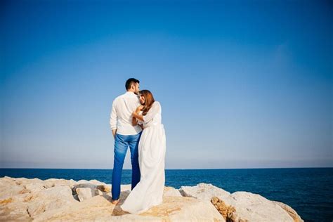 Feliz Pareja Joven En La Playa Enamorada Abraz Ndose Y Abraz Ndose