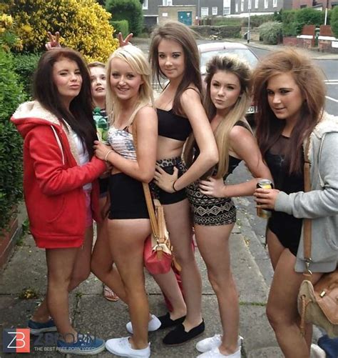 Aufgetakelte Teeny Nutten Im Rudel ZB Porn