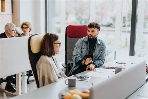 Grupo De Profesionales De Diferentes Edades Que Colaboran En Un