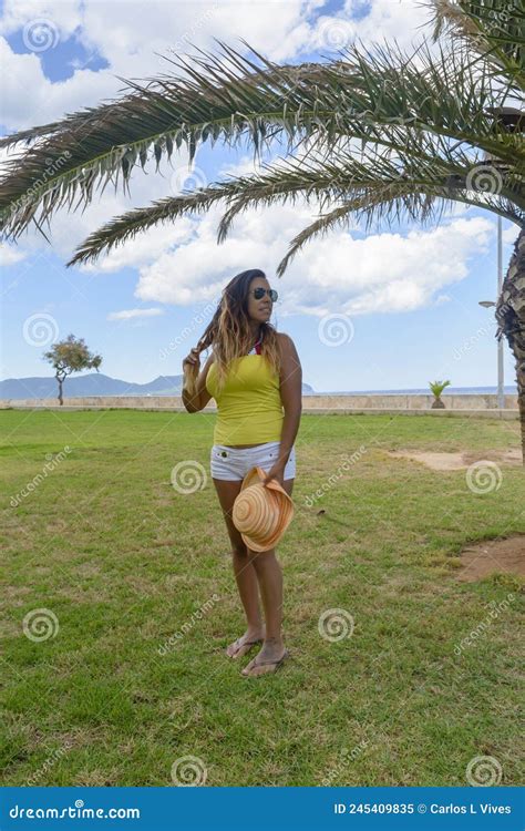 Bella Y Feliz Latina Con El Pelo Largo Sonriendo Teniendo Un Buen Momento De Vacaciones En