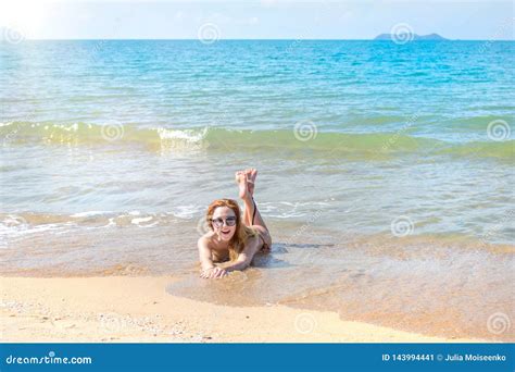 Mooi Meisje In Bikini Het Stellen Op Een Verlaten Strand Wit Zand Turkooise Overzees En Een