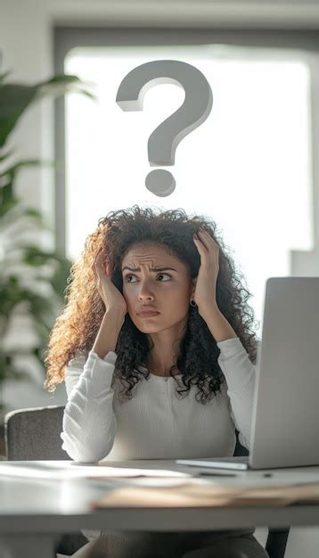 Mulher Latina Cansada Na Sua Secret Ria Um S Mbolo De Ponto De Interroga O Foto Premium