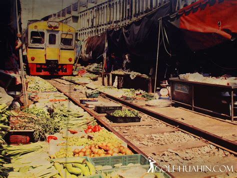 Mae Klong Railway Market (Hoop Rom Market) Samut Songkhram