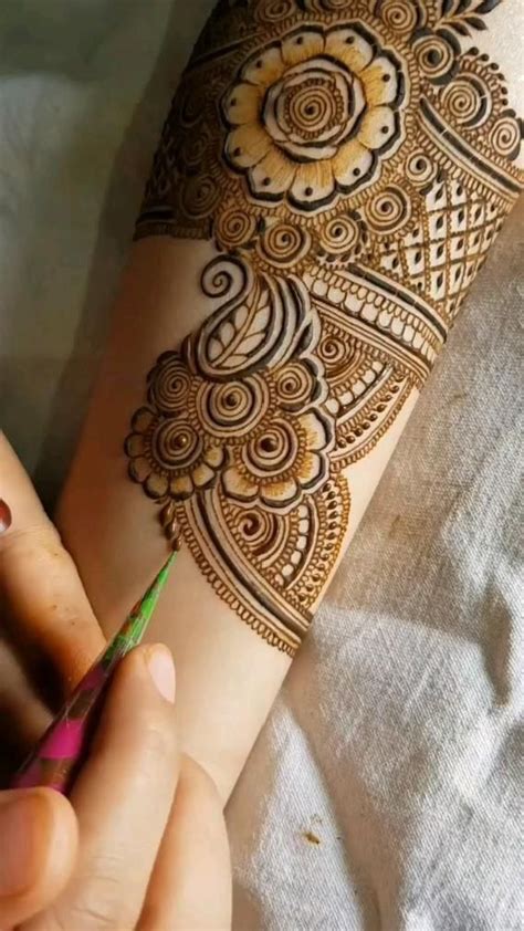 Pin by 𝙺𝚑𝚊𝚗 𝙰𝚗𝚊𝚖𝚝𝚊 on Henna designs Circle mehndi designs Mehndi