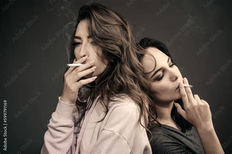 Foto De Two Sexy Woman Smoking Cigarette Sensual Women Lgbt Lesbian