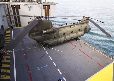 Navy Lookout On Twitter 27sqn Chinook Squeezes Onto The Aircraft