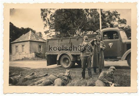 Foto Soldaten Der Luftwaffe Vor Einem LKW Mit Wappen Emblem Kennung