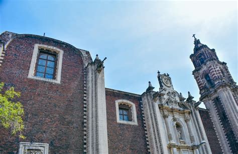 Un Edificio Con Un Reloj Encima Foto Premium