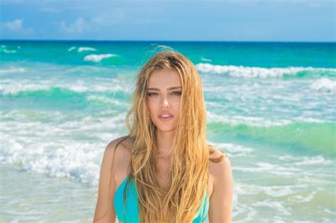 Portret młodej kobiety w bikini na tropikalnej plaży seksowną kobietą zabawy na plaży latem