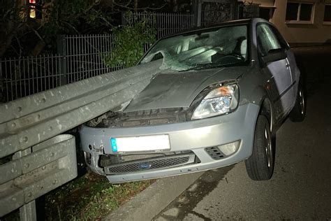 Spektakul Rer Unfall In Waldbr L Auto Wird Von Leitplanke Aufgespie T