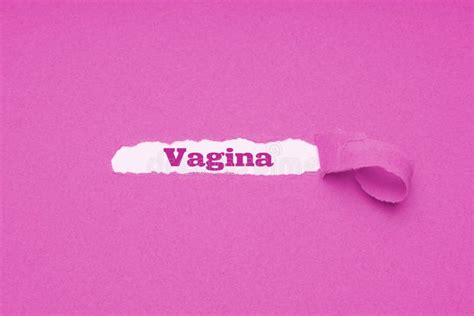 Parola Della Vagina Rivelatrice Al Di Sotto Di Carta Rosa Lacerata Fotografia Stock Immagine
