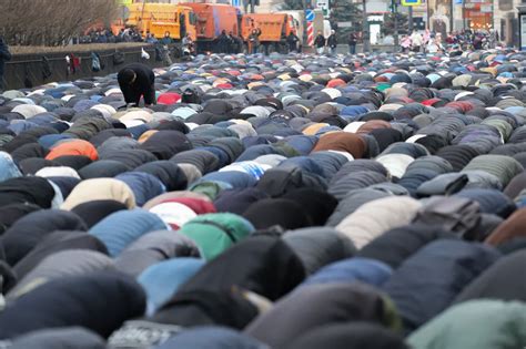 Мусульмане Петербурга отмечают праздник Ураза-Байрам. «Бумага»