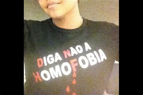 Após Joelma ser acusada de homofobia fã gay defende cantora Ela não é preconceituosa Vírgula