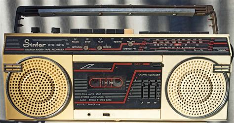 Кассетная магнитола ''Синтар РМ-201''.