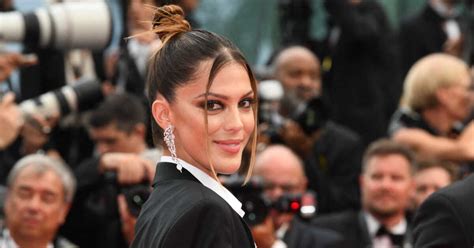 Iris Mittenaere à couper le souffle en bikini triangle très tendance Femmeactuelle fr