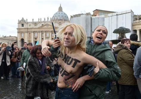 Femen Nude Per I Gay In Piazza San Pietro