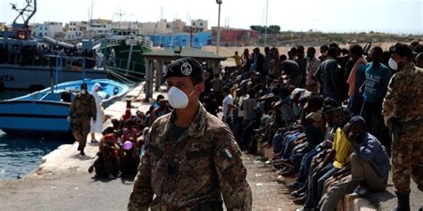 Migranti Arrivi Senza Sosta A Lampedusa C La Fila Al Molo Per