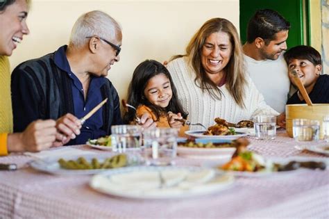 Feliz Familia Latina Divirti Ndose Comiendo Juntos En Casa Centr Ndose En La Cara De La Abuela