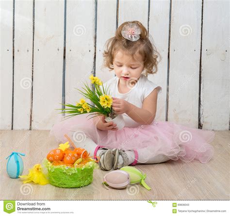 Petite Fille Mignonne S Asseyant Sur Le Plancher Avec Le Pot De Fleur