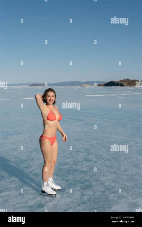 Frau Im Bikini Im Eis Fotos Und Bildmaterial In Hoher Aufl Sung Alamy