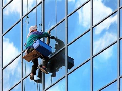 Как помыть окна снаружи на высоком этаже: приспособления для мытья окон ...
