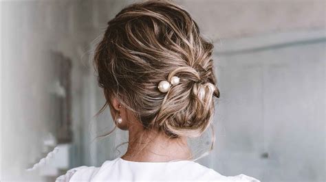 21 Easy Updos For Short Hair Cute Bun And Updo Ideas Loréal Paris