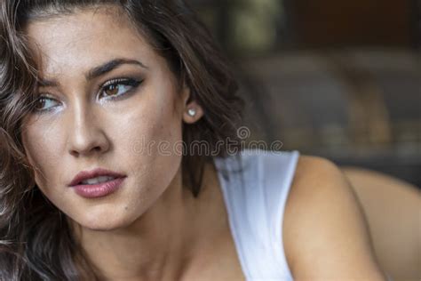 Un Magnifique Modèle De Lingerie Brune Pose Dans La Lingerie Dans Un Environnement De Chambre