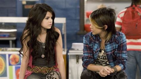 Feiticeiros de Waverly Place Disney vetou romance Gay na série PixelNerd