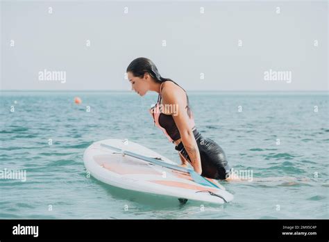 Jeune fille en bikini rose Banque de photographies et dimages à haute résolution Alamy