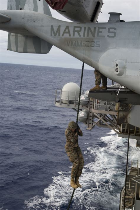 Dvids Images St Meu Marines Conduct Fast Rope Rappel Training