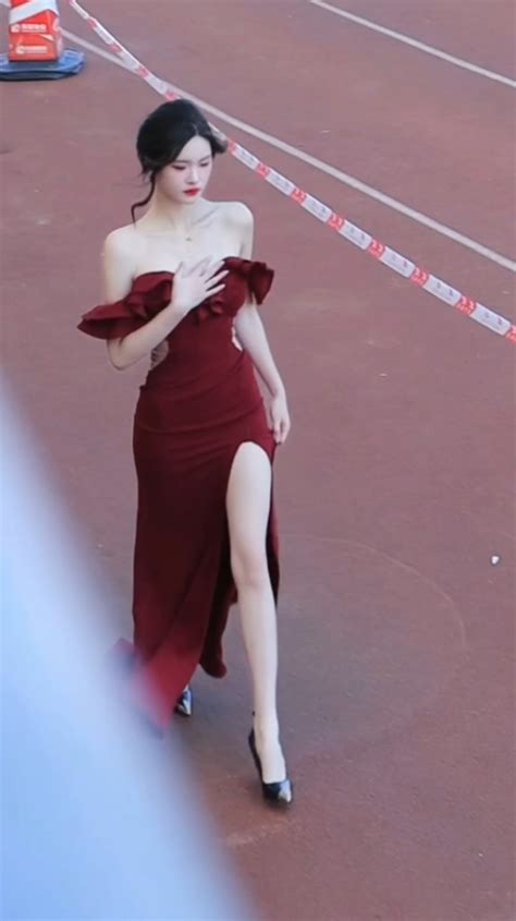 Vô tình bị quay lén nữ sinh lên hẳn hot search vì nhan sắc sáng bừng cả lễ khai mạc hội thao