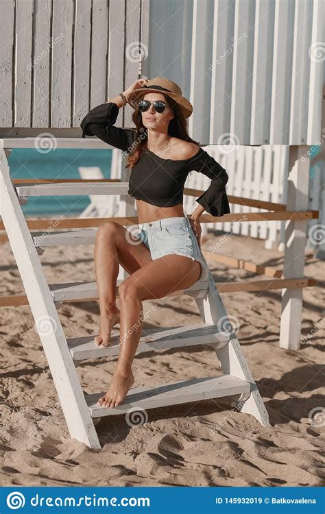 Sommerferien Und Ferienkonzept M Dchen Im Bikini Der Auf Dem Strand Steht Stockbild Bild