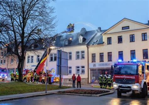 Brand In Bankgeb Ude Knall Gibt R Tsel Auf