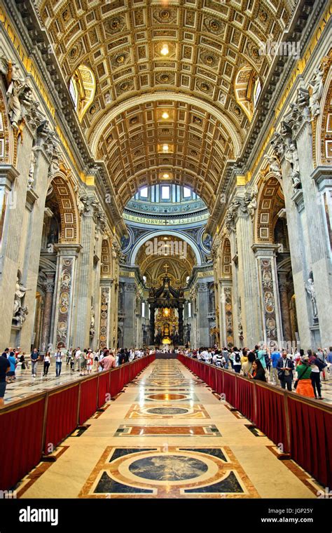 Dentro De La Enorme Bas Lica De San Pedro Basilica Di San Pietro Del