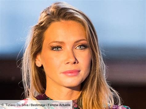 Amandine Petit sublime à la plage en bikini bustier ultra tendance Femme Actuelle Le MAG