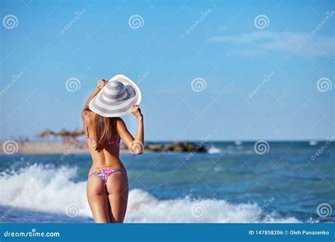 Dos Sexy D Une Belle Femme Dans Le Bikini Sur Le Fond De Mer Fesses Sexy Voyage De Pays Et