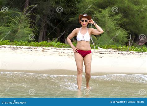 Mujer Con Bikini Rojo Sexy En La Playa Foto de archivo Imagen de océano rojo 257523168