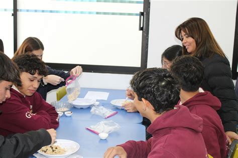 Estudiantes recibieron charla nutricional y taller de elaboración de