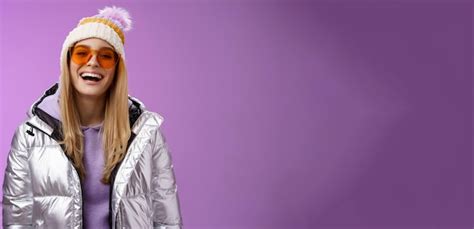 Une Femme Blonde L Gante Sympathique Charismatique Avec Une Veste Argent E Un Chapeau