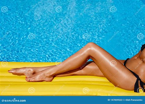 Retrato De La Mujer Bronceada Hermosa Que Se Relaja En Bikini En Piscina Las Piernas Se Cierran