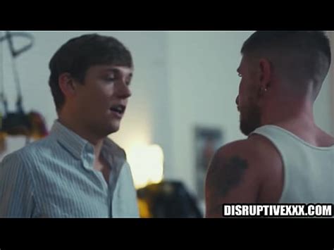 Mocoso mimado follado por un mecánico de coches con una gran polla XVIDEOS