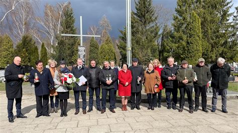 Mieszka Cy Wa Cza Oddali Ho D Ofiarom Katastrofy Smole Skiej Polskie