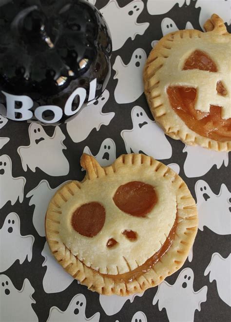 Mini Halloween Pumpkin Apple Pies | Recipe | Halloween pumpkin cake ...