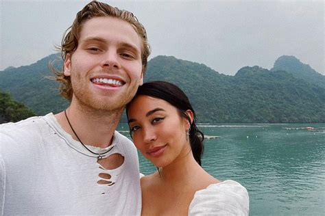 5sos Singer Luke Hemmings Engaged To Girlfriend Sierra Deaton